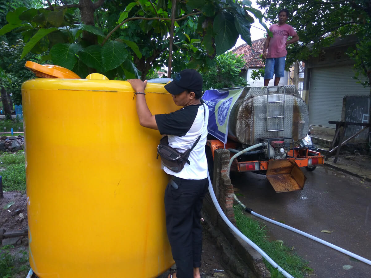 Bak penampungan air untuk masyarakat umum