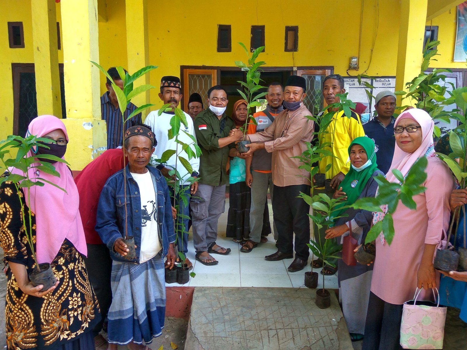 Penyaluran Bantuan Bibit Buah Untuk Masyarakat Desa Teke