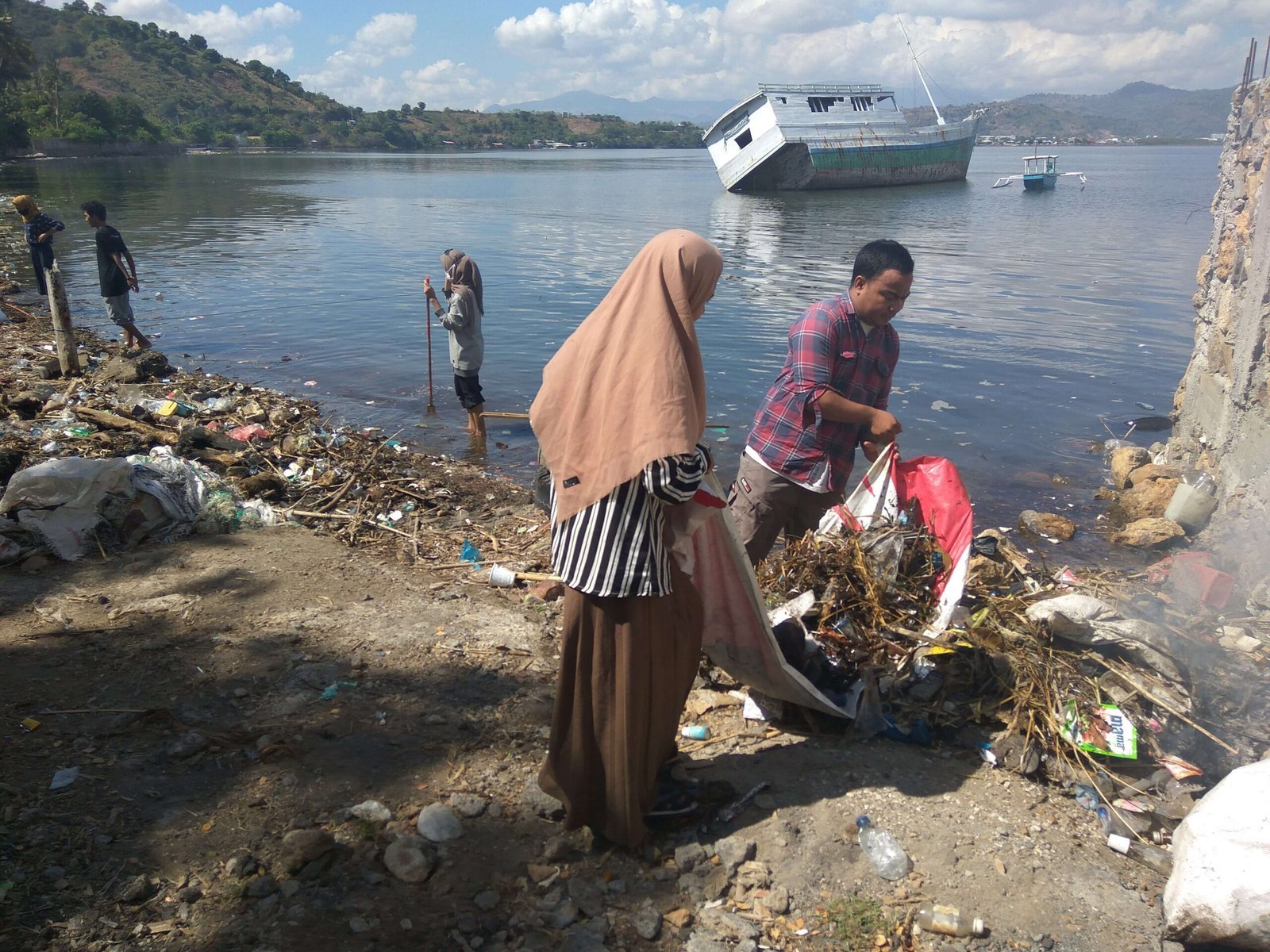 Kegiatan Sosial Pembersihan Pantai Temba Ule