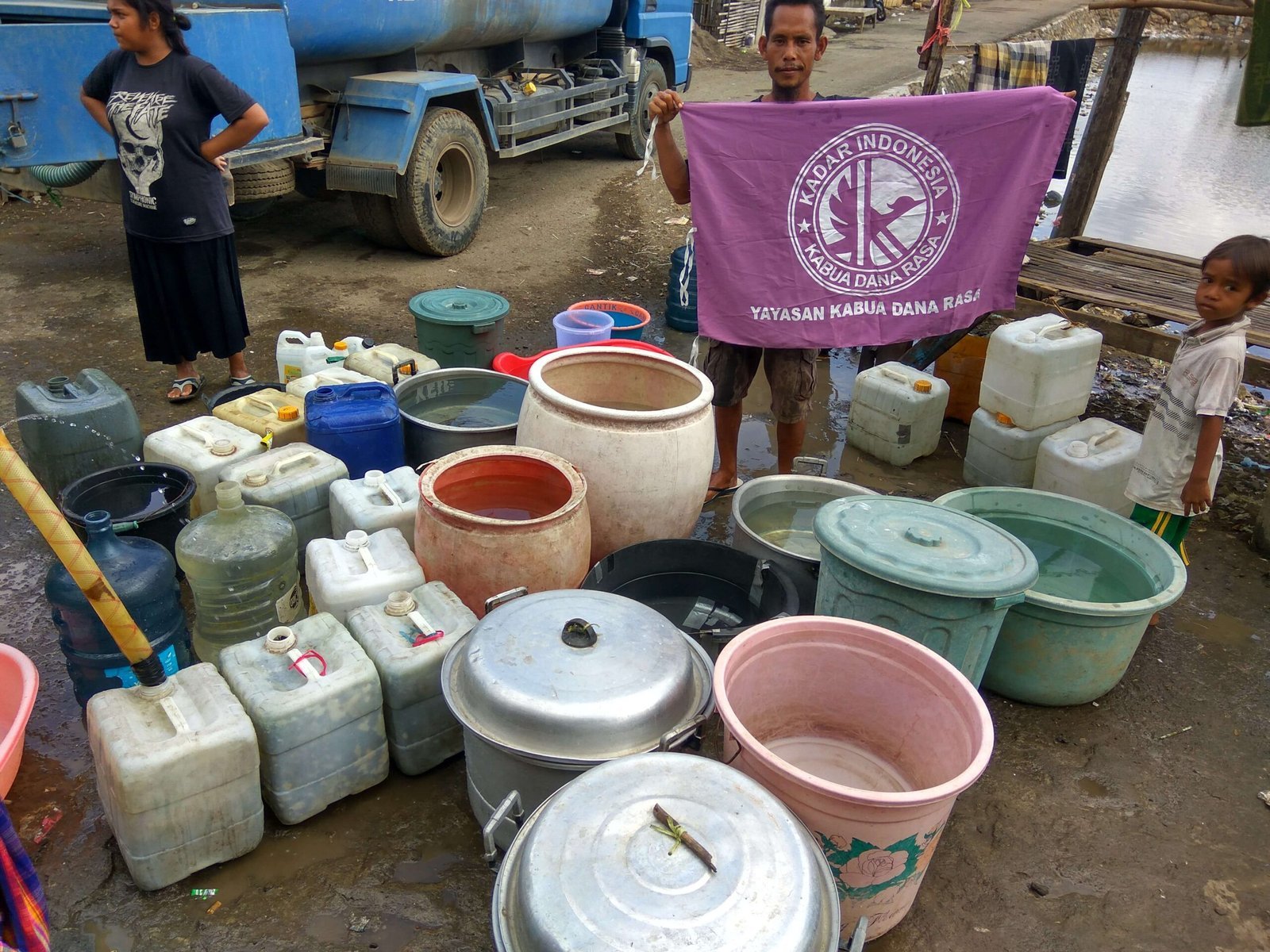 Penyaluran Bantuan Air Bersih Untuk Kampung Pali