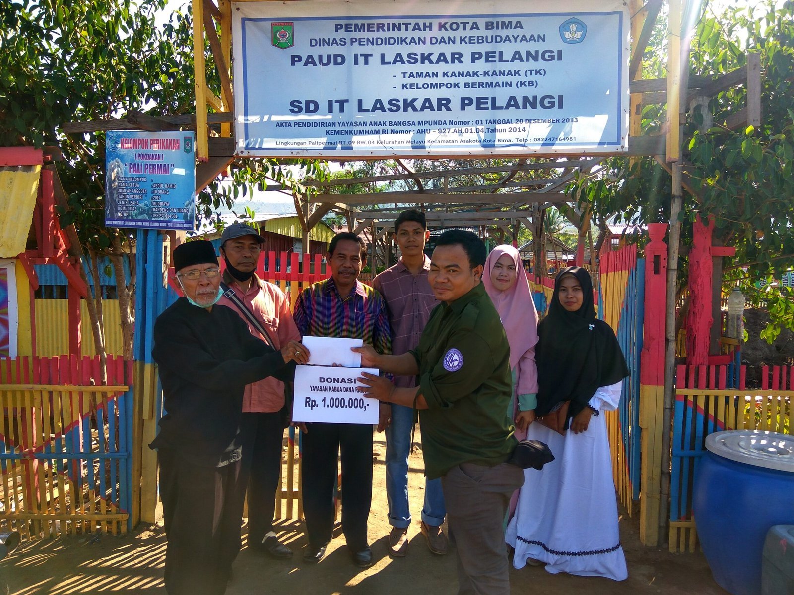 Penyaluran Bantuan Uang Donasi Untuk Sekolah Laskar Pelangi