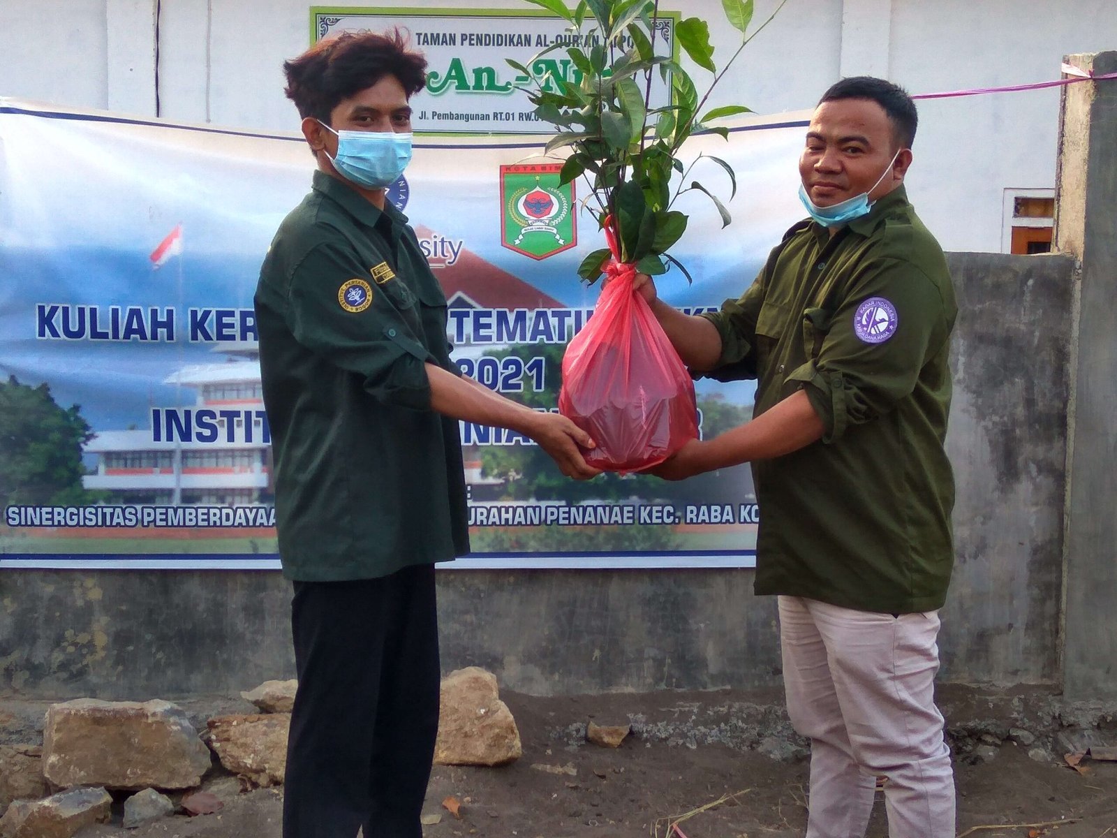 Penyerahan Bibit Buah Untuk Program Penghijauan Lingkungan