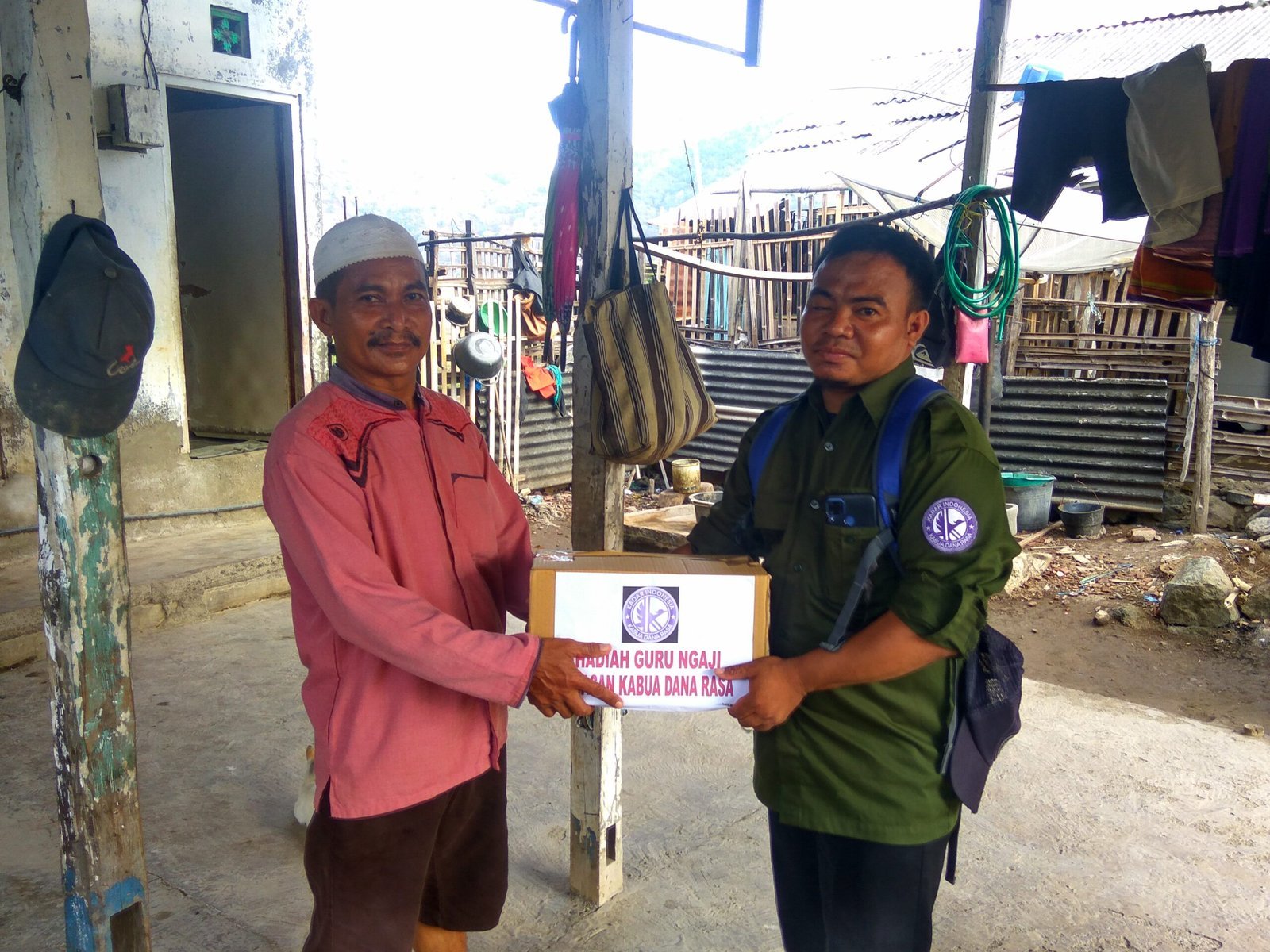 Penyerahan Hadiah Untuk Guru Ngaji di Binabaru