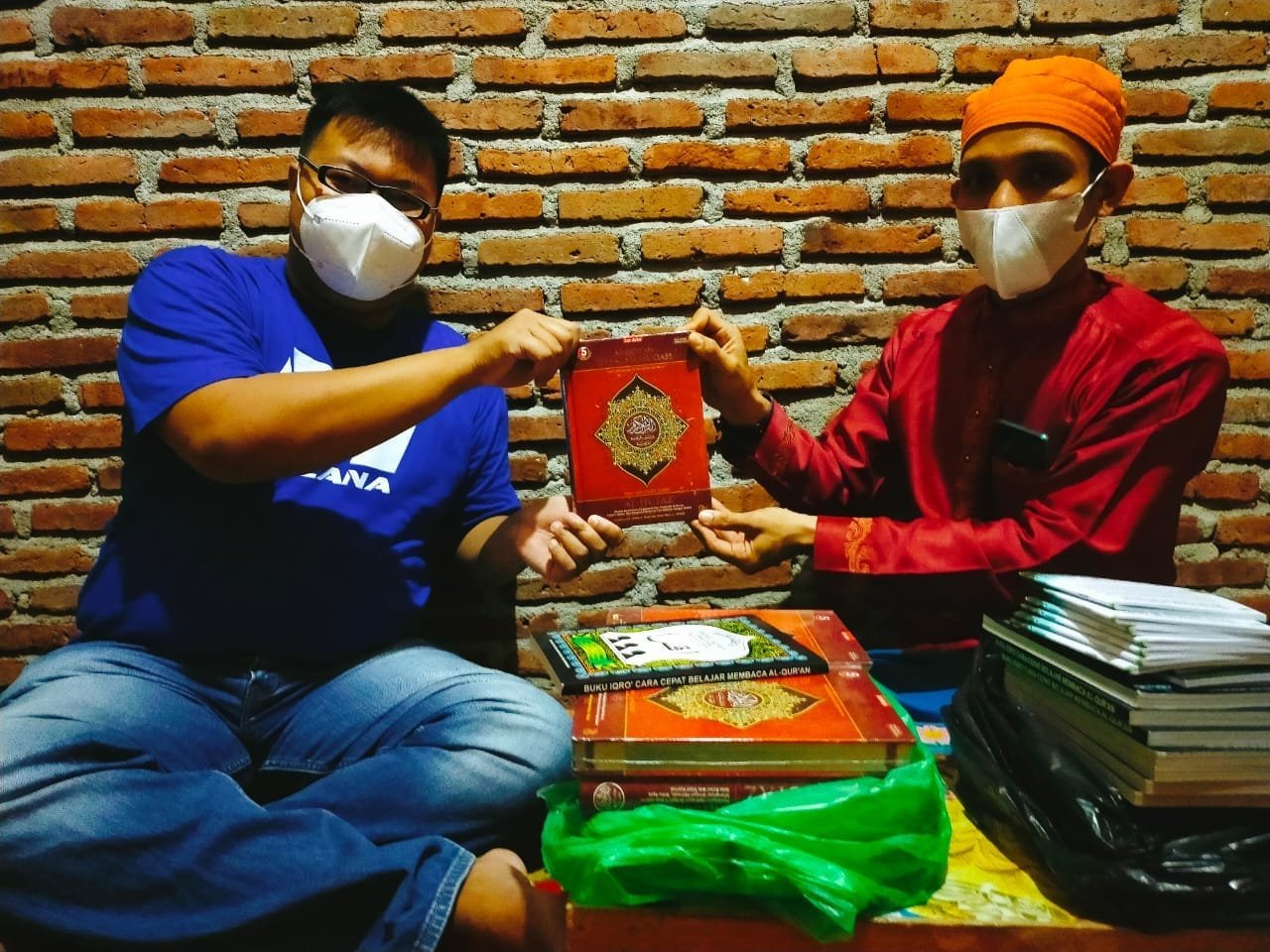 Serah Terima Al Quran Hafalan ke TPQ Uma Karoa