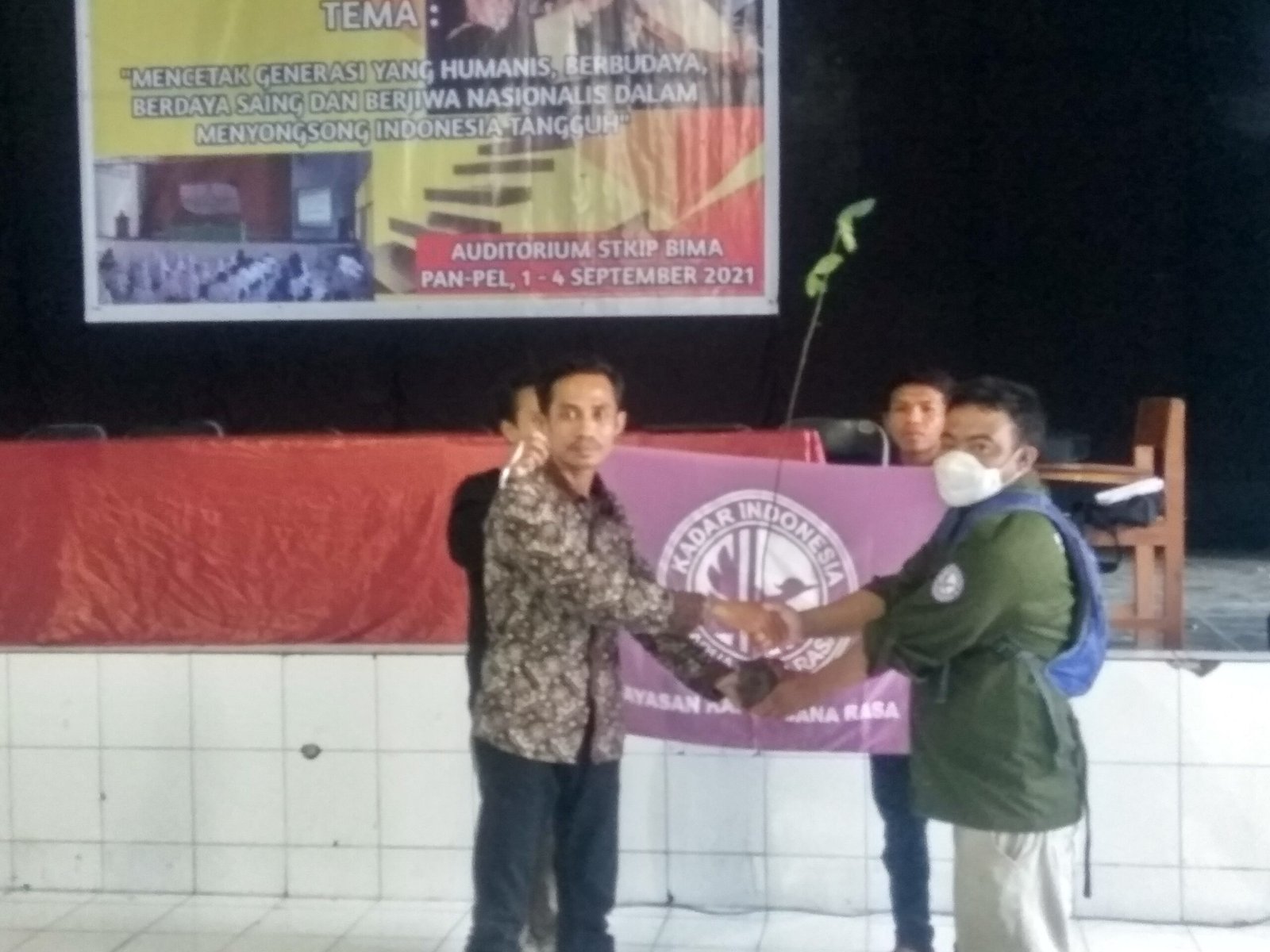 Penghijauan Halaman Rumah Warga Bersama BEM STKIP Mbojo
