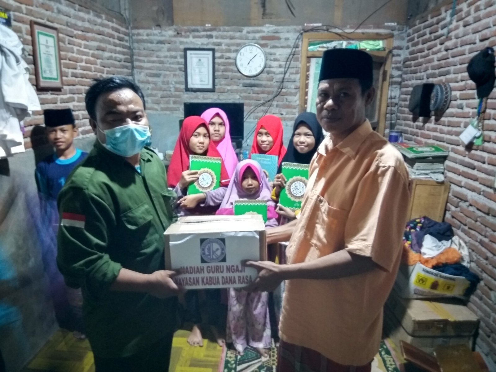 Penyerahan Hadiah Guru Ngaji di Kampung Gindi