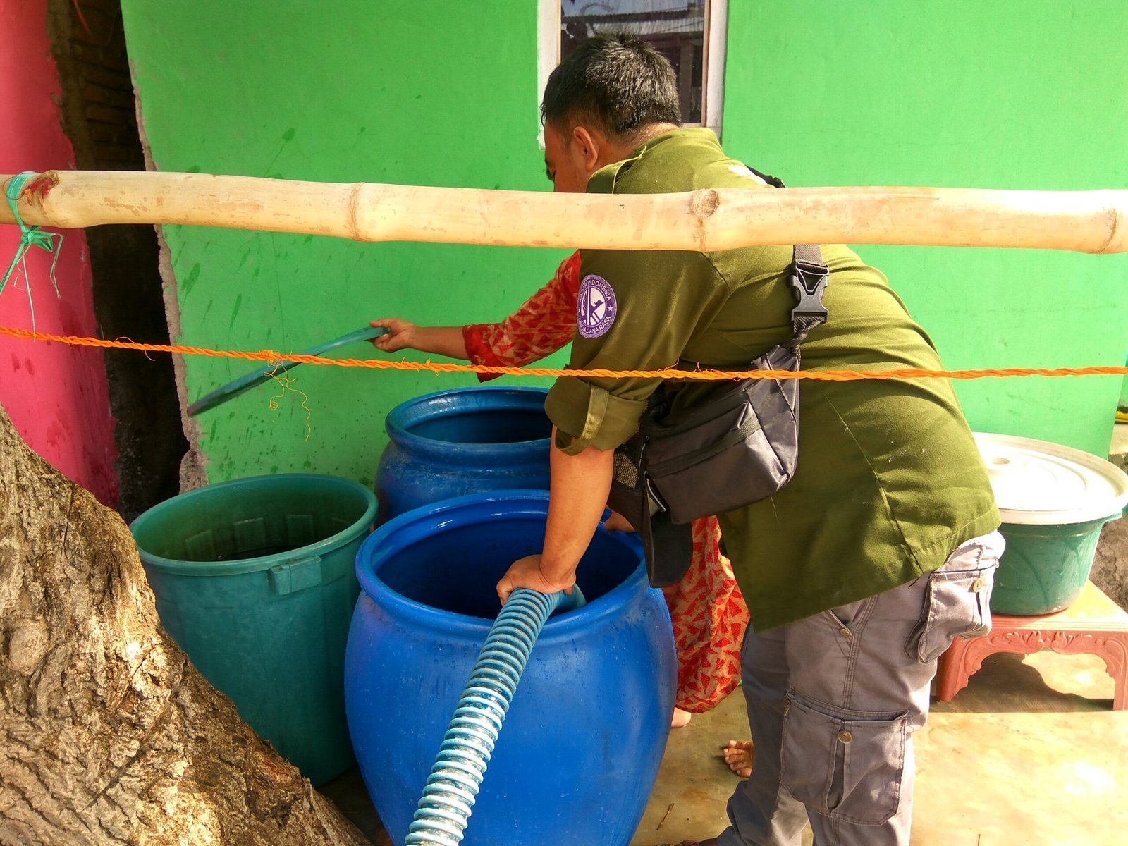 Bantuan Air Bersih Untuk Warga Lingkungan Sarata