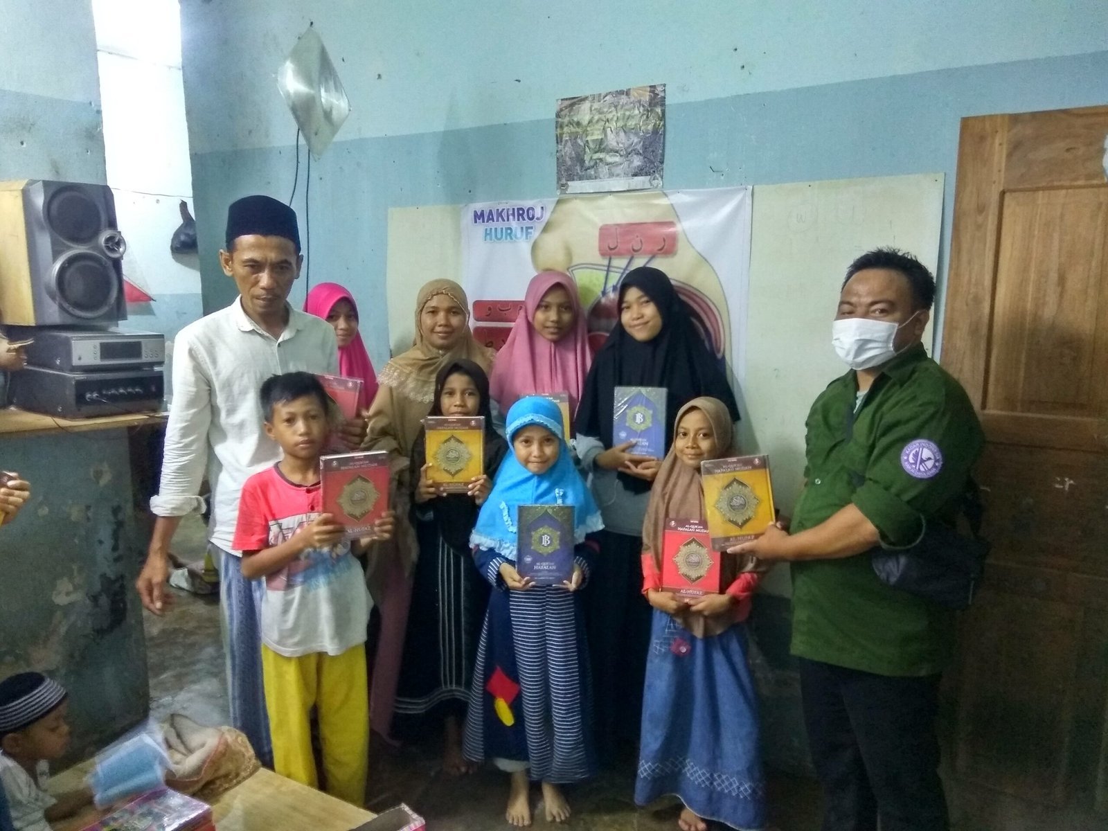 Penyerahan Bantuan Al Qur\’an dan Iqro di NTB- NTT