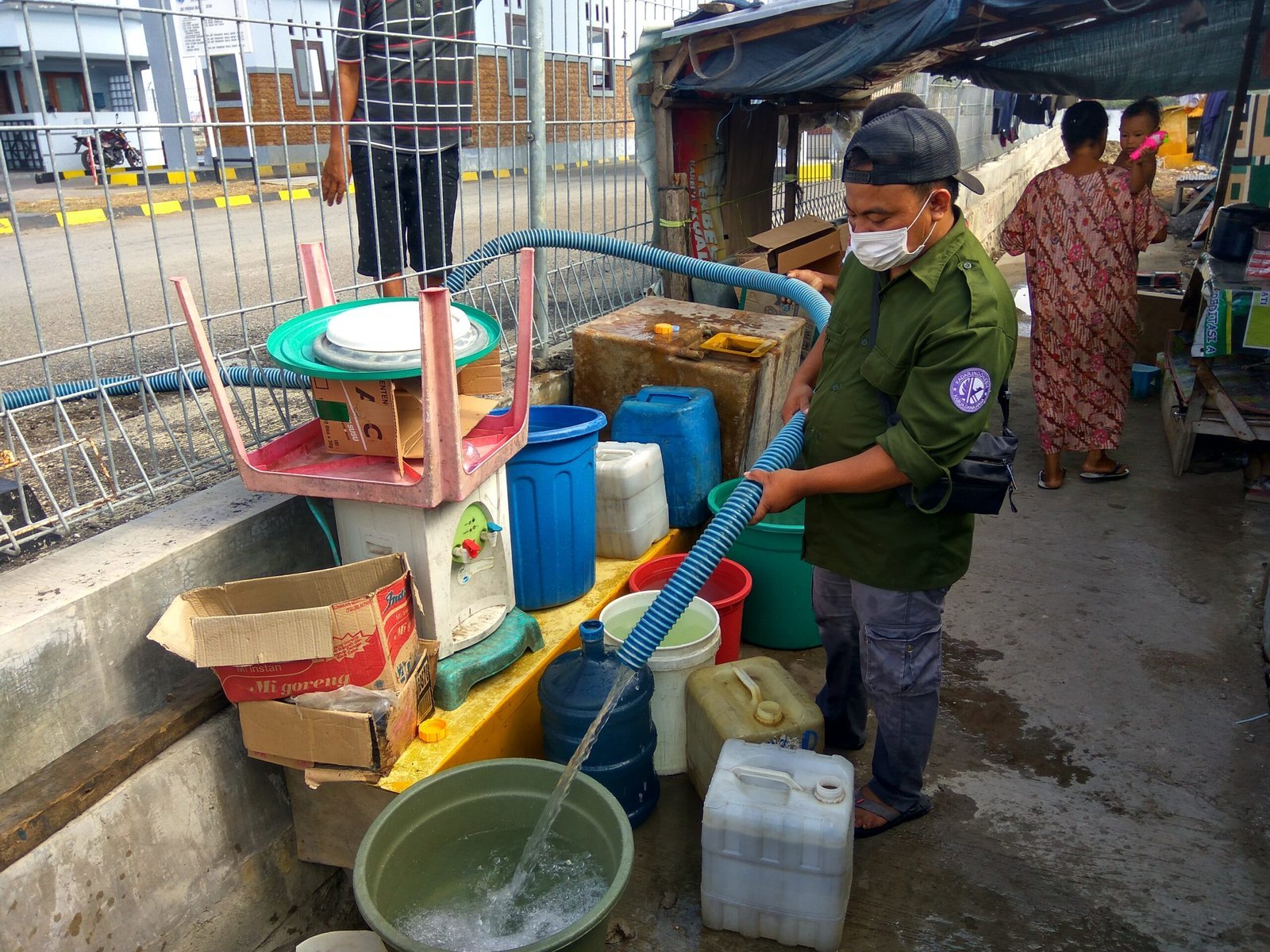 Pendistribusian Air Bersih Untuk Warga Tanjung RT 14