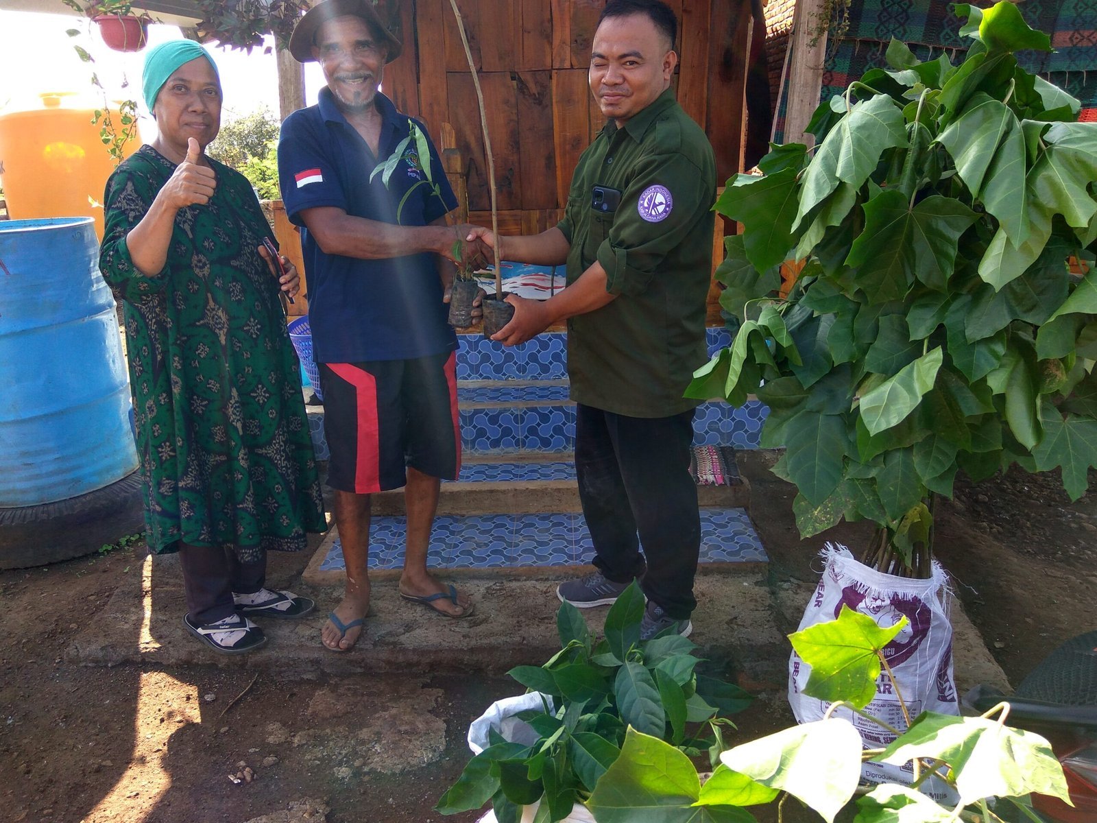 Penyerahan 50 Bibit Untuk Petani di So Wawo Mpori