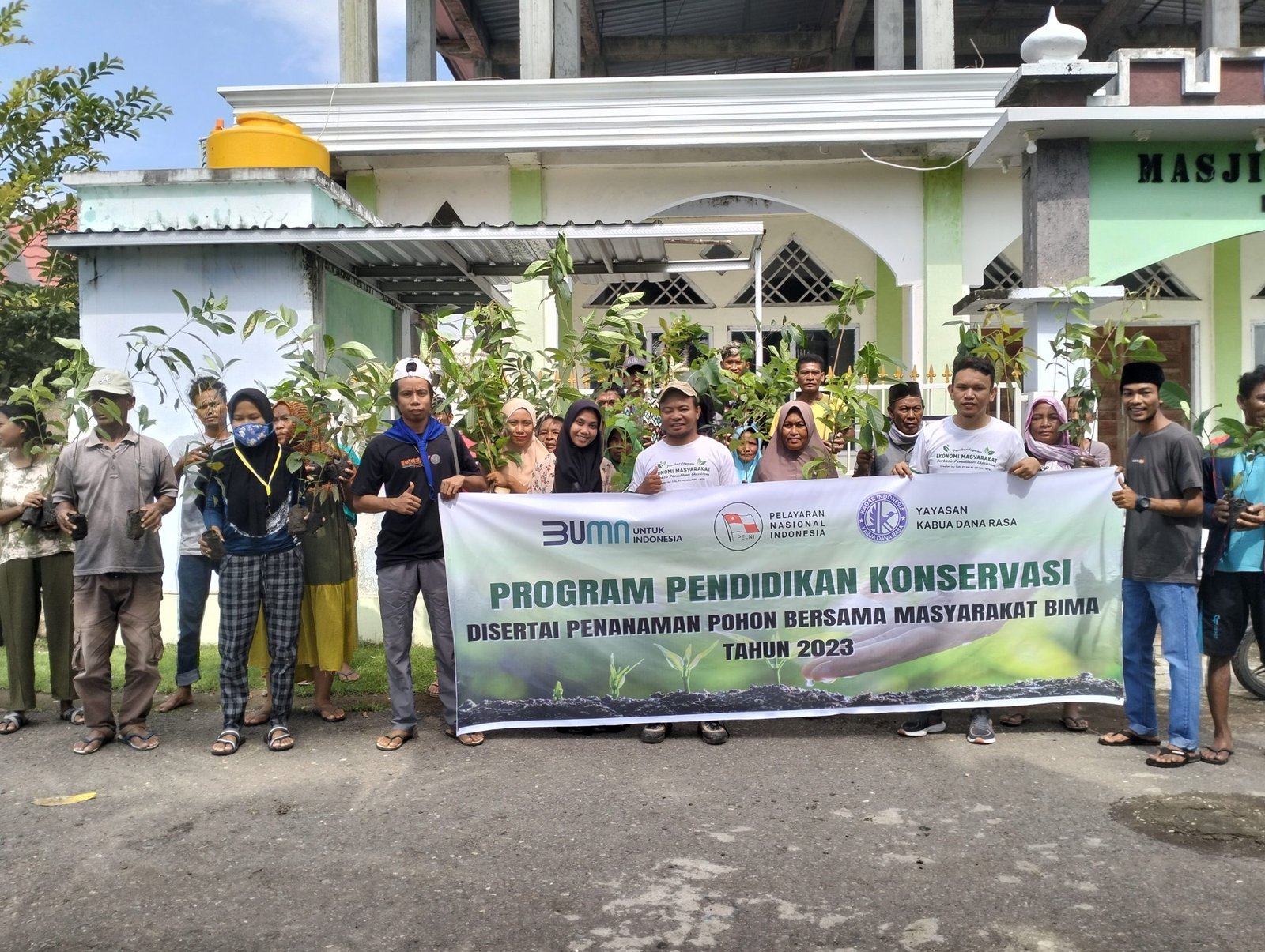 Yayasan Kabua Dana Rasa Bersama PELNI Melakukan Pendidikan Konserfasi Menanam Pohon