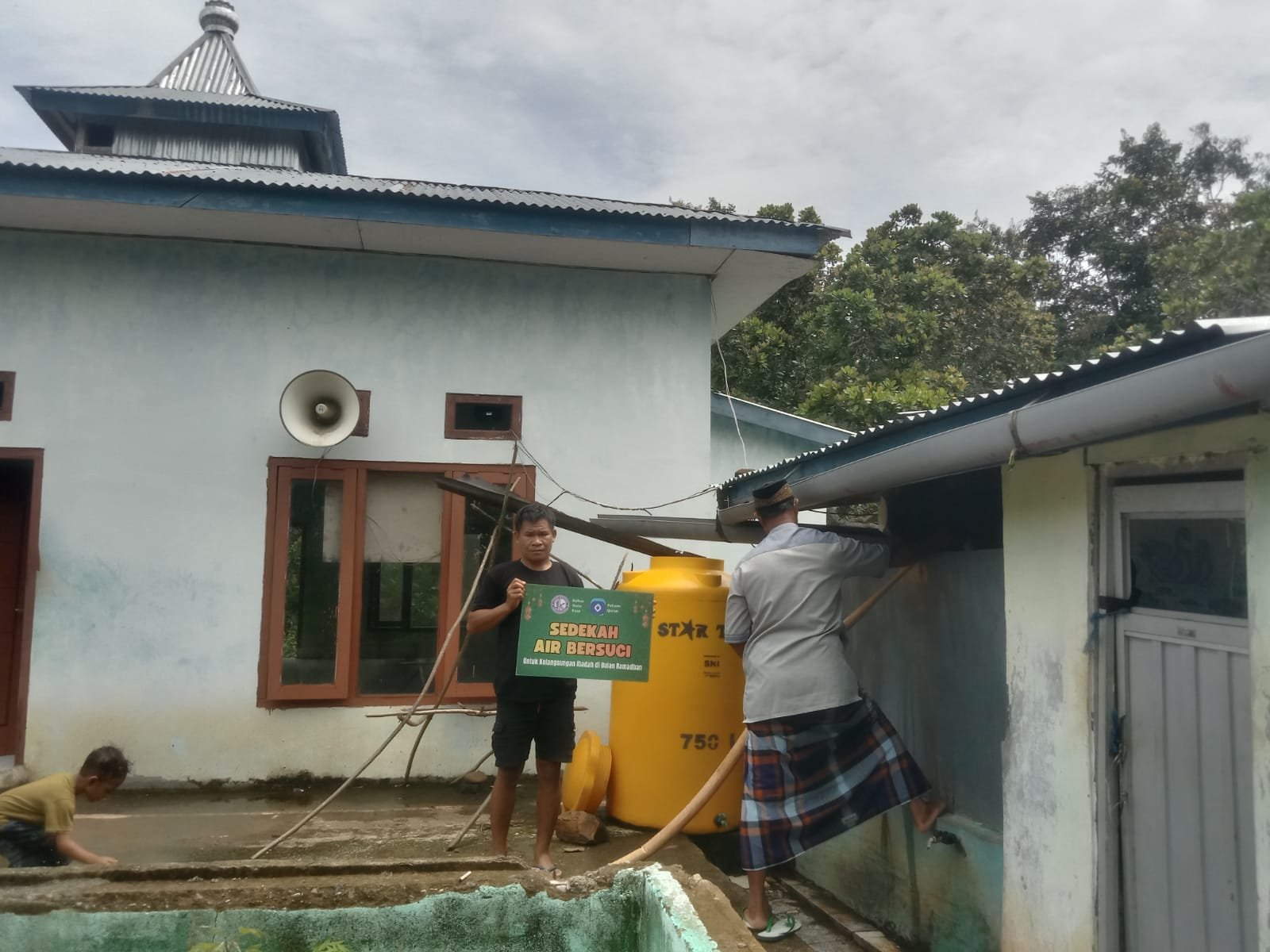 Penyaluran Air Bersih untuk Jamaah Masjid Jami’ Salamatussholeh di Raminara