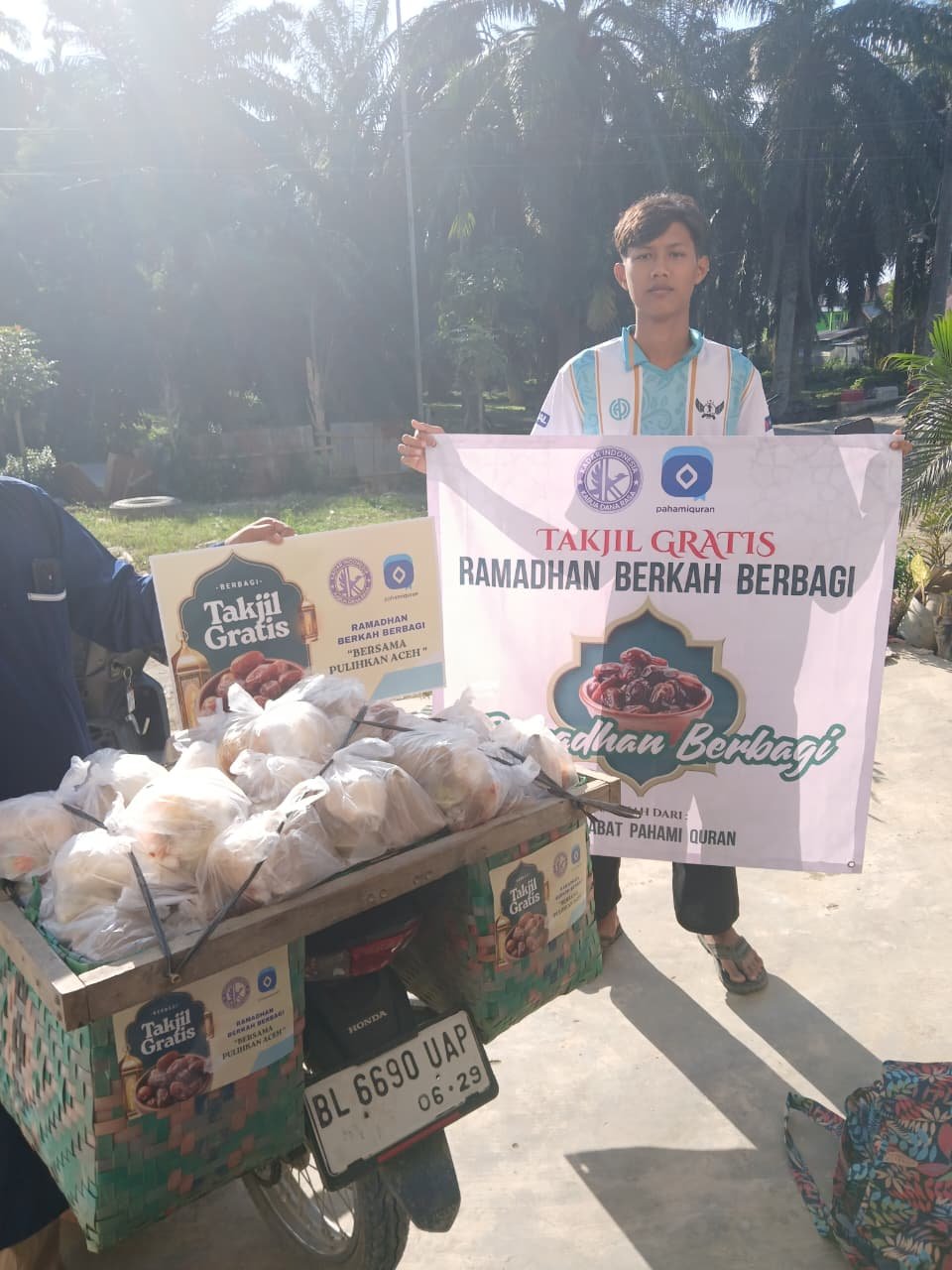 Berbagi Takjil di Pelosok, Menebar Kepedulian di Bulan Ramadhan