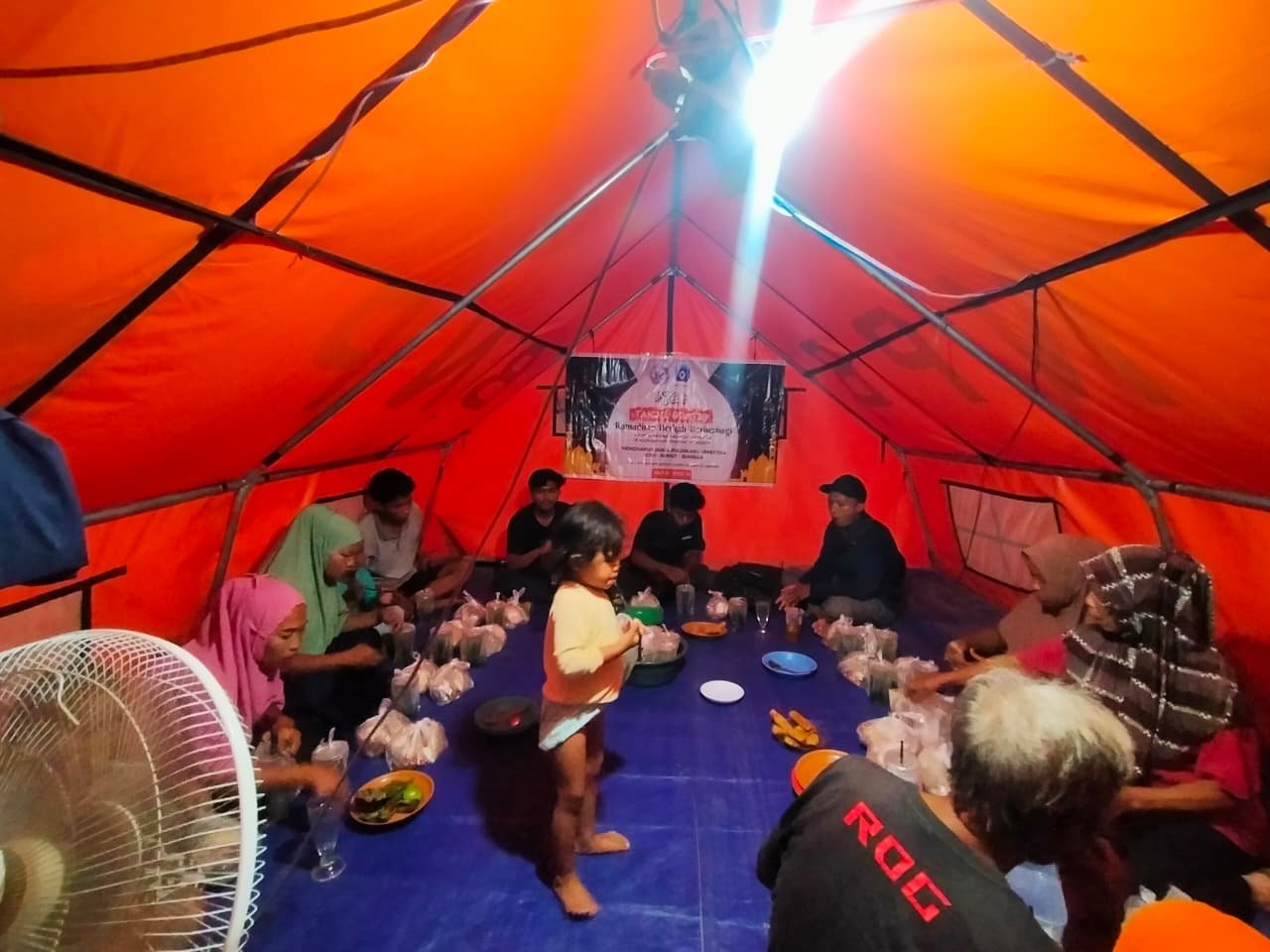 Hangatnya Buka Bersama di Tenda Darurat, Menguatkan Harapan di Tengah Ujian