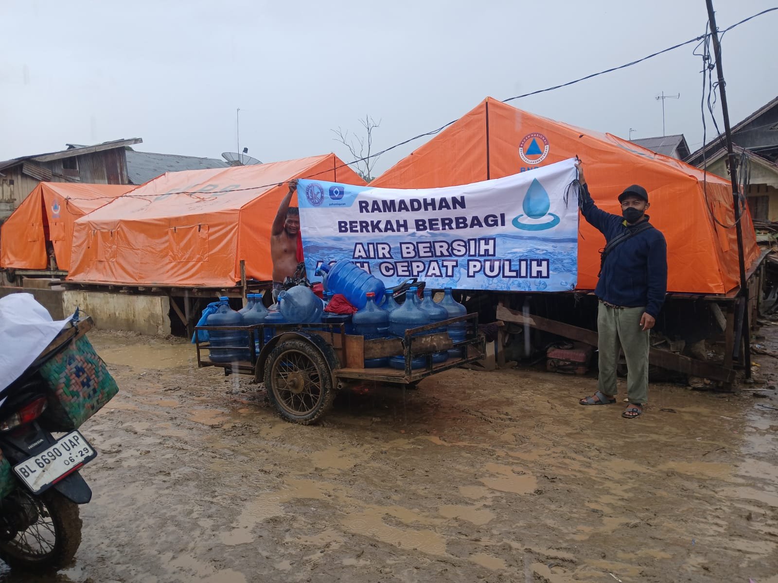 Konsisten Berbagi Air Minum, Menguatkan Ketahanan Warga di Tengah Keterbatasan